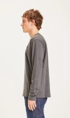 Badge Long Sleeve - Dark Grey Melange 11 Badge Long Sleeve - Dark Grey Melange -Knowledge Cotton Apparel Store Badge long sleeve Long Sleeves 1120012 1073 Dark Grey Melange 2
