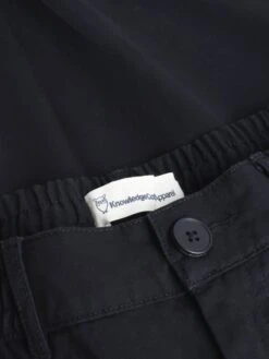 CHLOE Barrel Mid-rise Twill Chino - GOTS/Vegan - Black Jet 7 CHLOE Barrel Mid-rise Twill Chino - GOTS/Vegan - Black Jet -Knowledge Cotton Apparel Store CHLOE barrel mid rise twill chino GOTS Vegan Pants 2070069 1300 Black Jet 2