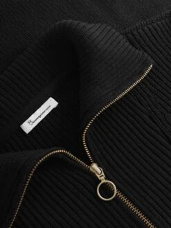 Merino Half Zip High Neck - Black Jet 15 Merino Half Zip High Neck - Black Jet -Knowledge Cotton Apparel Store Merino half zip high neck Knits 2080023 1300 Black Jet 2